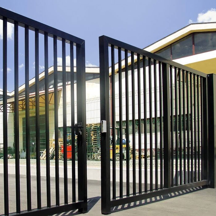 Dubbla grindar tillverkas beroende på höjden på det befintliga staketet och kan vara upp till 6000 mm (6 meter) breda